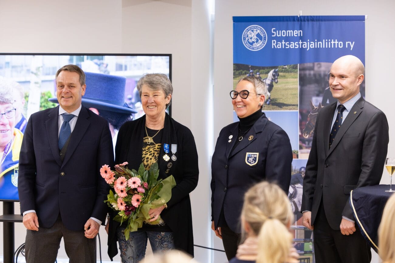 kyra-kyrklundille-luovutettiin-olympiastadionilla-suuri-ansiomerkki