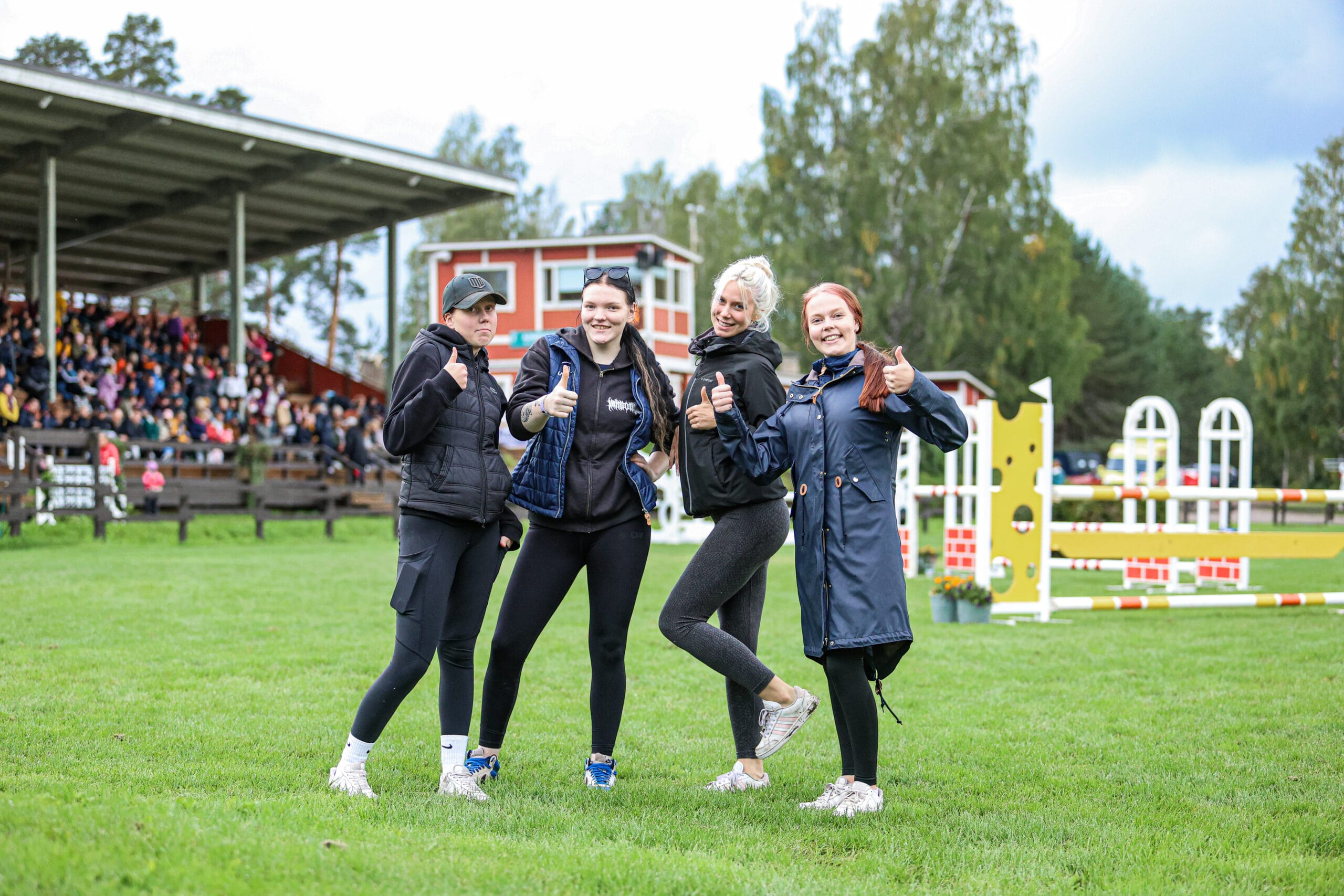 Opiskelijat Hevosopistolla Ypäjällä
